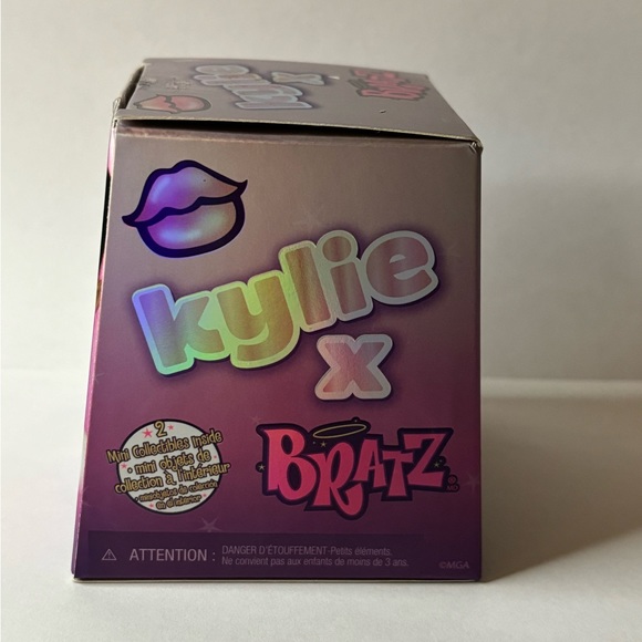 Mini Kylie Jenner BRATZ Collectible Doll Set - Picture 4 of 4